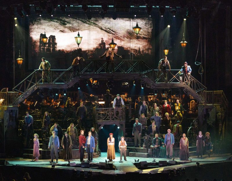 The Company of Les Misérables: The Arena Concert Spectacular