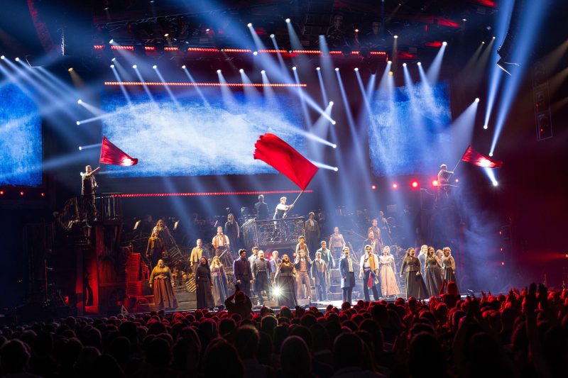 The Company of Les Misérables: The Arena Concert Spectacular