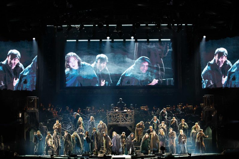 The Company of Les Misérables: The Arena Concert Spectacular