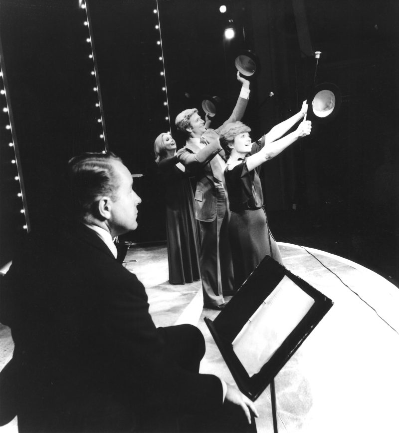 Ned Sherrin with Millicent Martin, David Kernan and Julia McKenzie, the original cast of Side by Side by Sondheim, London
